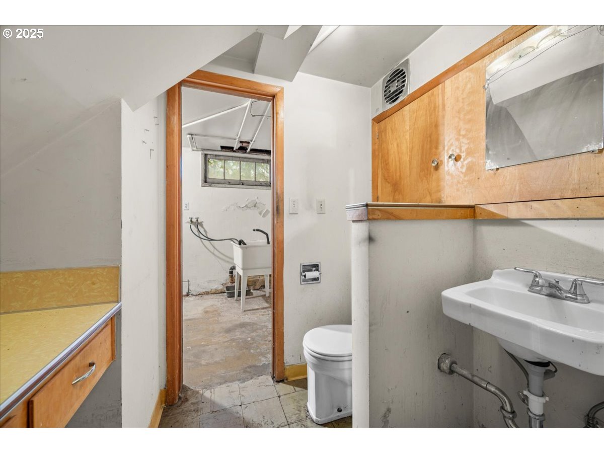 4729 Southwest 31st Drive Portland, OR 97239 - Photo 19 of 28