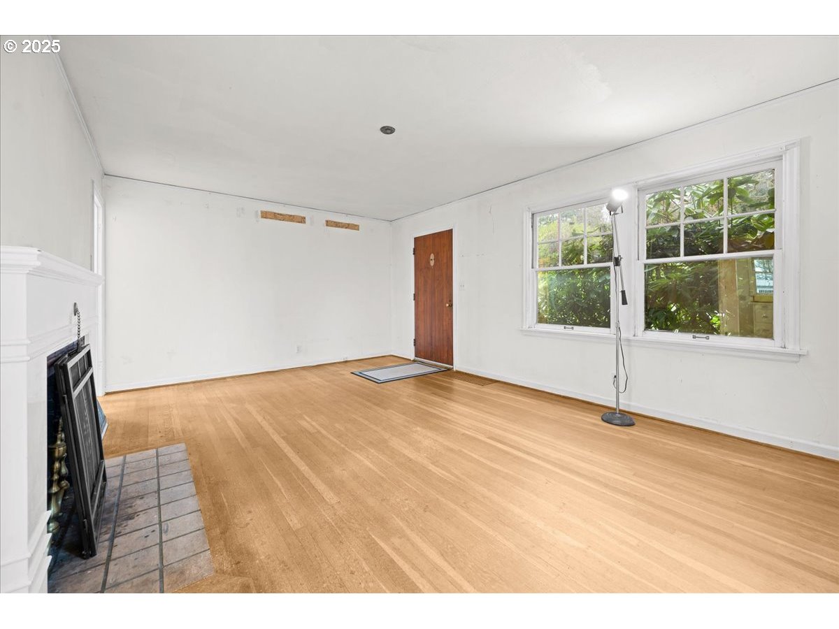 4729 Southwest 31st Drive Portland, OR 97239 - Photo 6 of 28