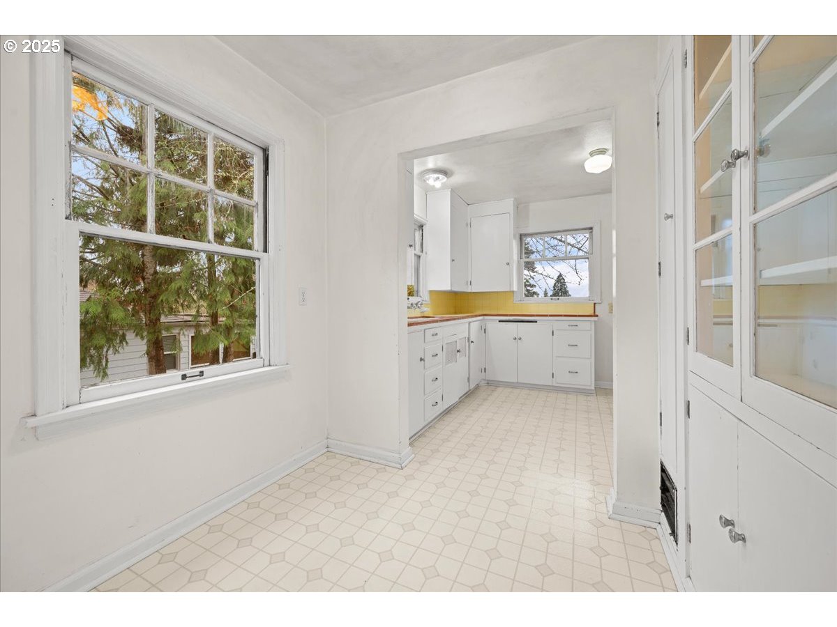 4729 Southwest 31st Drive Portland, OR 97239 - Photo 7 of 28