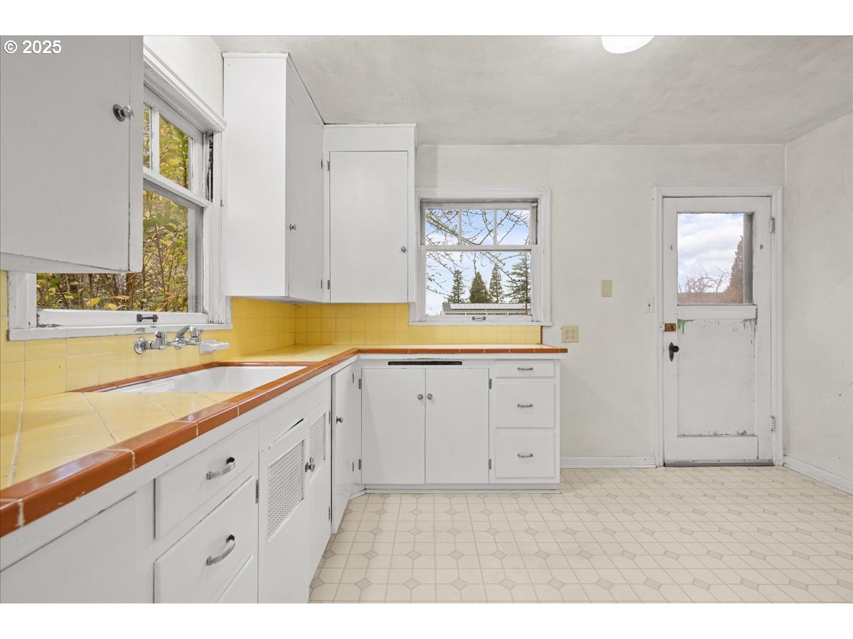 4729 Southwest 31st Drive Portland, OR 97239 - Photo 8 of 28