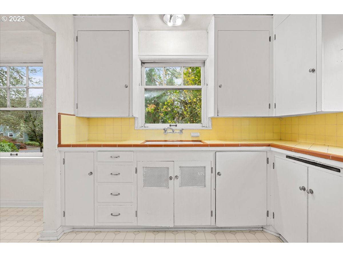 4729 Southwest 31st Drive Portland, OR 97239 - Photo 9 of 28