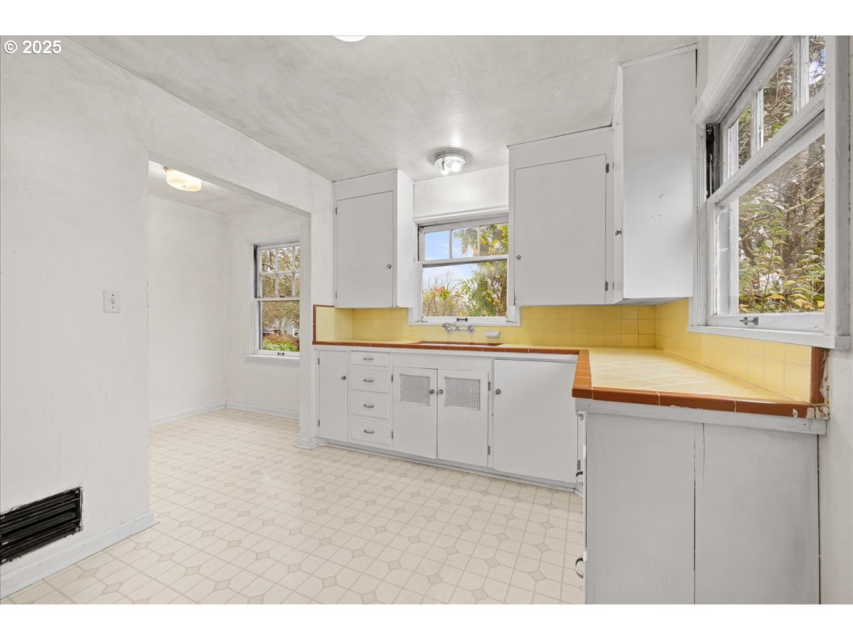 4729 Southwest 31st Drive Portland, OR 97239 - Photo 10 of 28