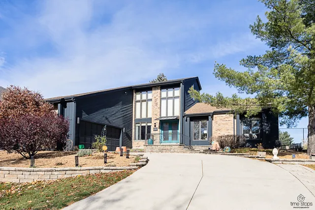 $649,000 | 1262 Golf View Drive, Woodridge, IL 60517