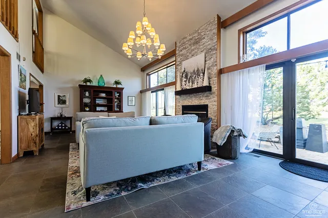 $649,000 | 1262 Golf View Drive, Woodridge, IL 60517