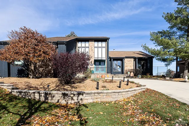 $649,000 | 1262 Golf View Drive, Woodridge, IL 60517