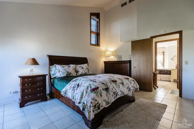 $649,000 | 1262 Golf View Drive, Woodridge, IL 60517