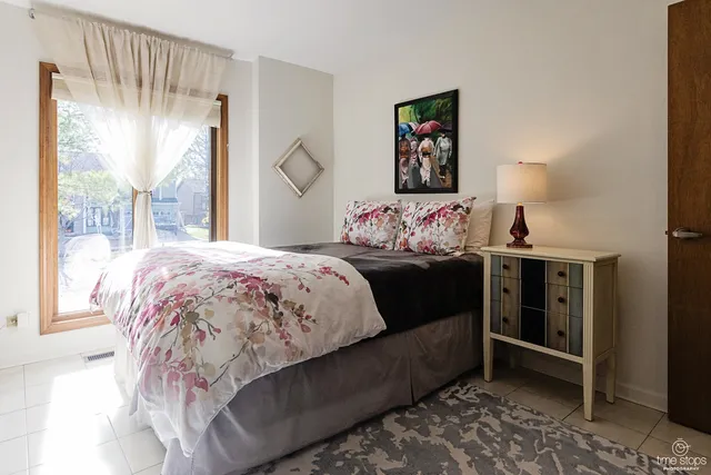 $649,000 | 1262 Golf View Drive, Woodridge, IL 60517