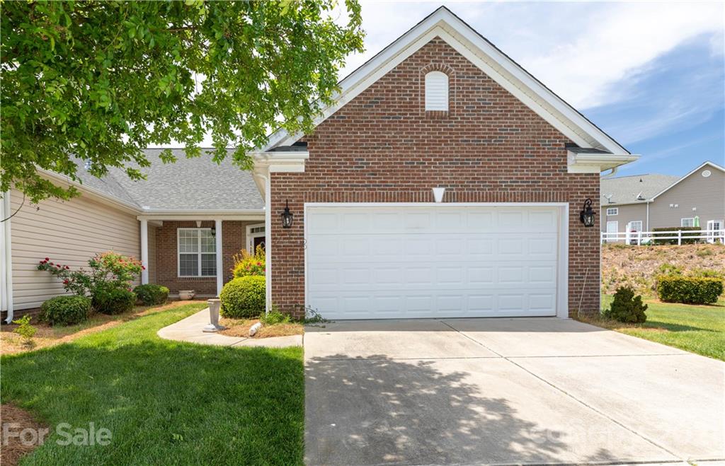 638 Amethyst Circle Fort Mill, SC 29708 - Photo 1 of 38 a front view of a house with a yard and garage
