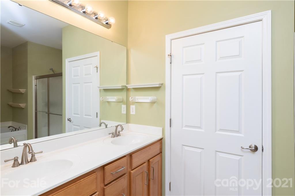 638 Amethyst Circle Fort Mill, SC 29708 - Photo 18 of 38 a bathroom with a sink and a mirror