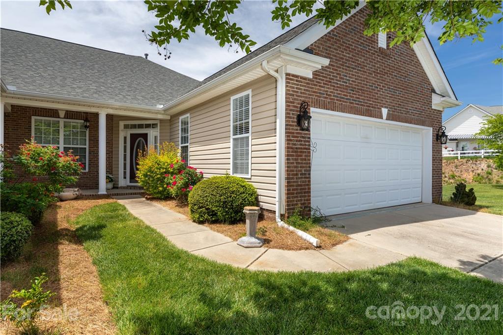 638 Amethyst Circle Fort Mill, SC 29708 - Photo 4 of 38 a view of a house with a yard and potted plants