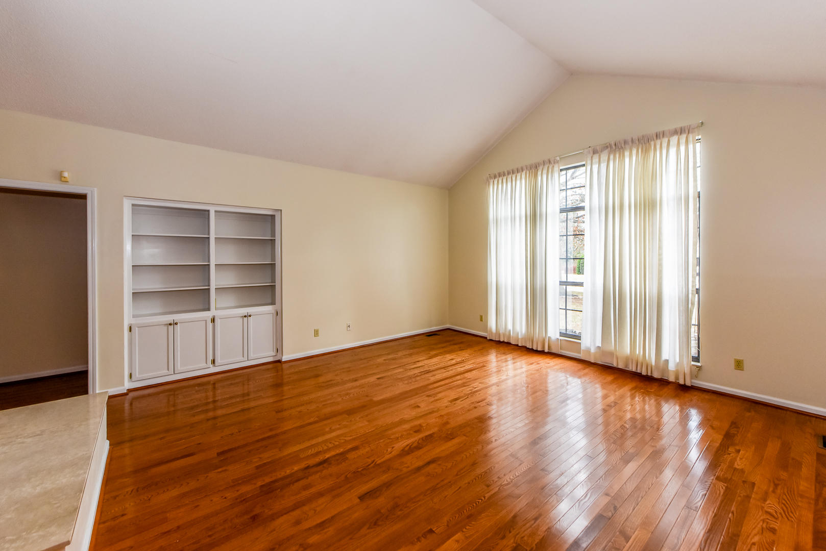 1885 Crest Road Maryville, TN 37804 - Photo 3 of 23 Built in Cabinets & Hardwood Floors