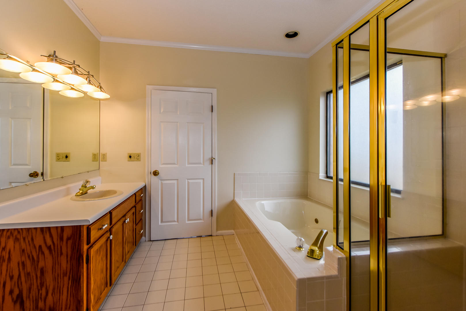 1885 Crest Road Maryville, TN 37804 - Photo 9 of 23 Master Bath