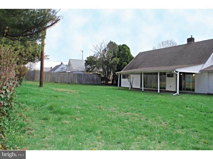 11 Four Leaf Road Levittown, PA 19056 - Photo 4 of 24