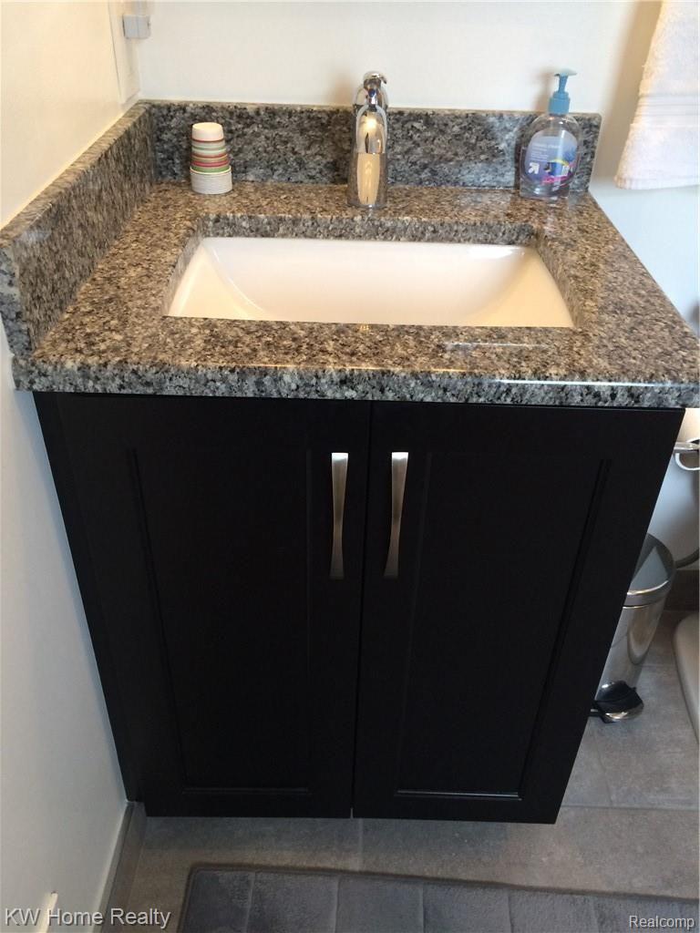 36650 West Eleven Mile Road Farmington, MI 48331 - Photo 21 of 36 Granite Countertops in Remodeled Master Bath 2017