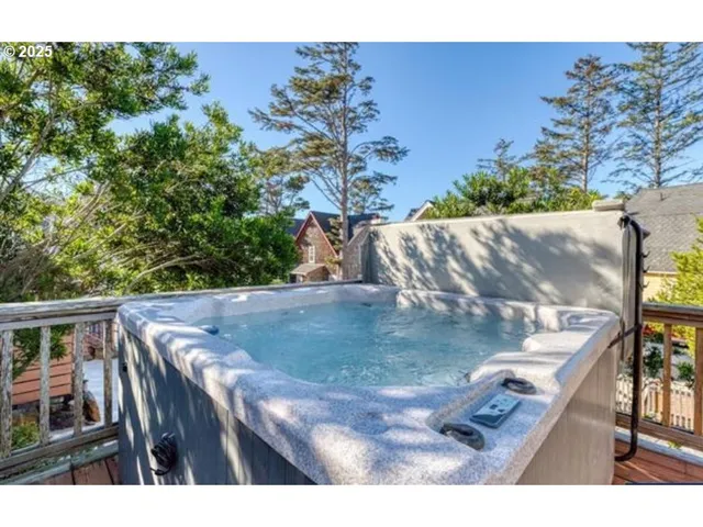 a view of sitting area with furniture