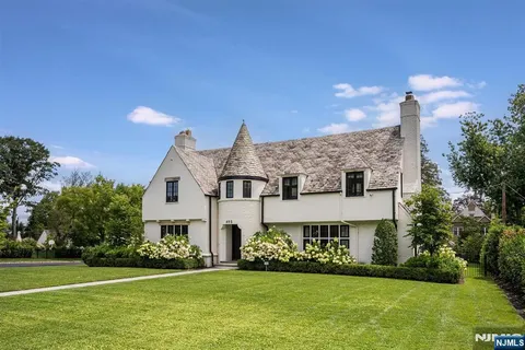 $2,850,000 | 495 Ridgewood Avenue, Glen Ridge, NJ 07028