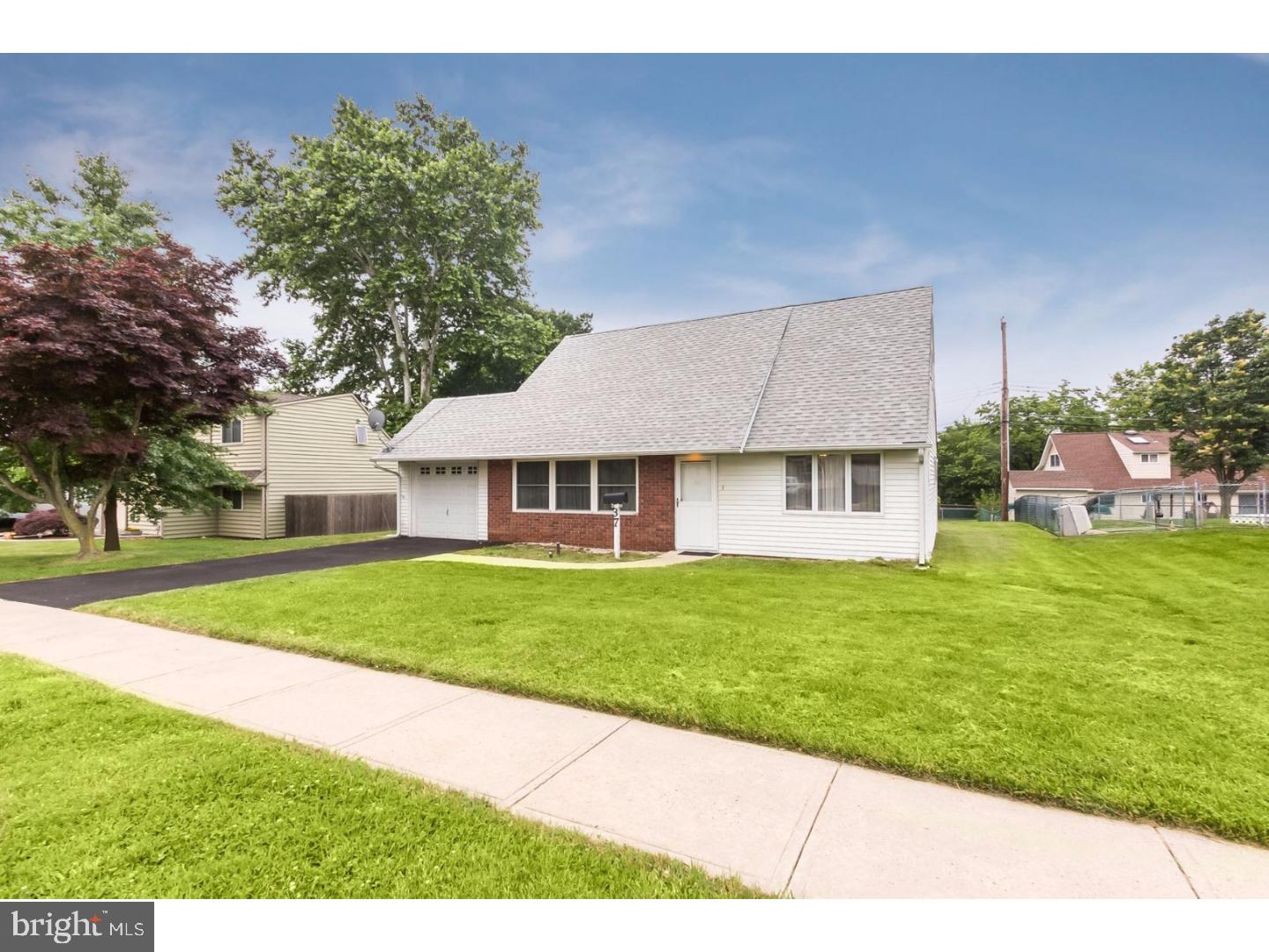 37 Quiet Road Levittown, PA 19057 - Photo 2 of 19 Front Yard