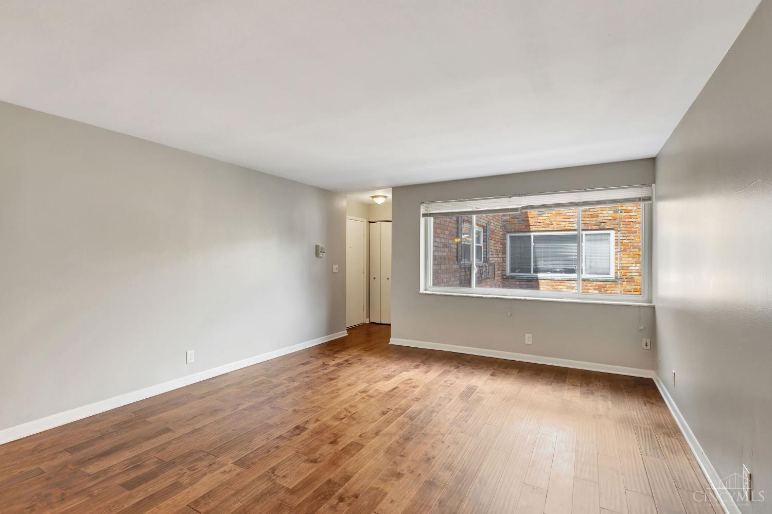 2270 Madison Road, Unit 3C Cincinnati, OH 45208 - Photo 3 of 32 Living Room