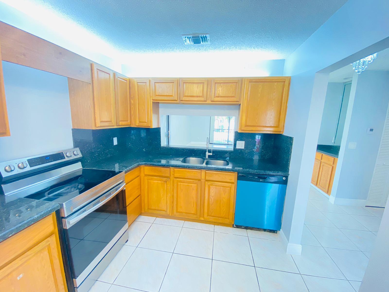 301 East Club Circle, Unit 207 Boca Raton, FL 33487 - Photo 4 of 33 Kitchen