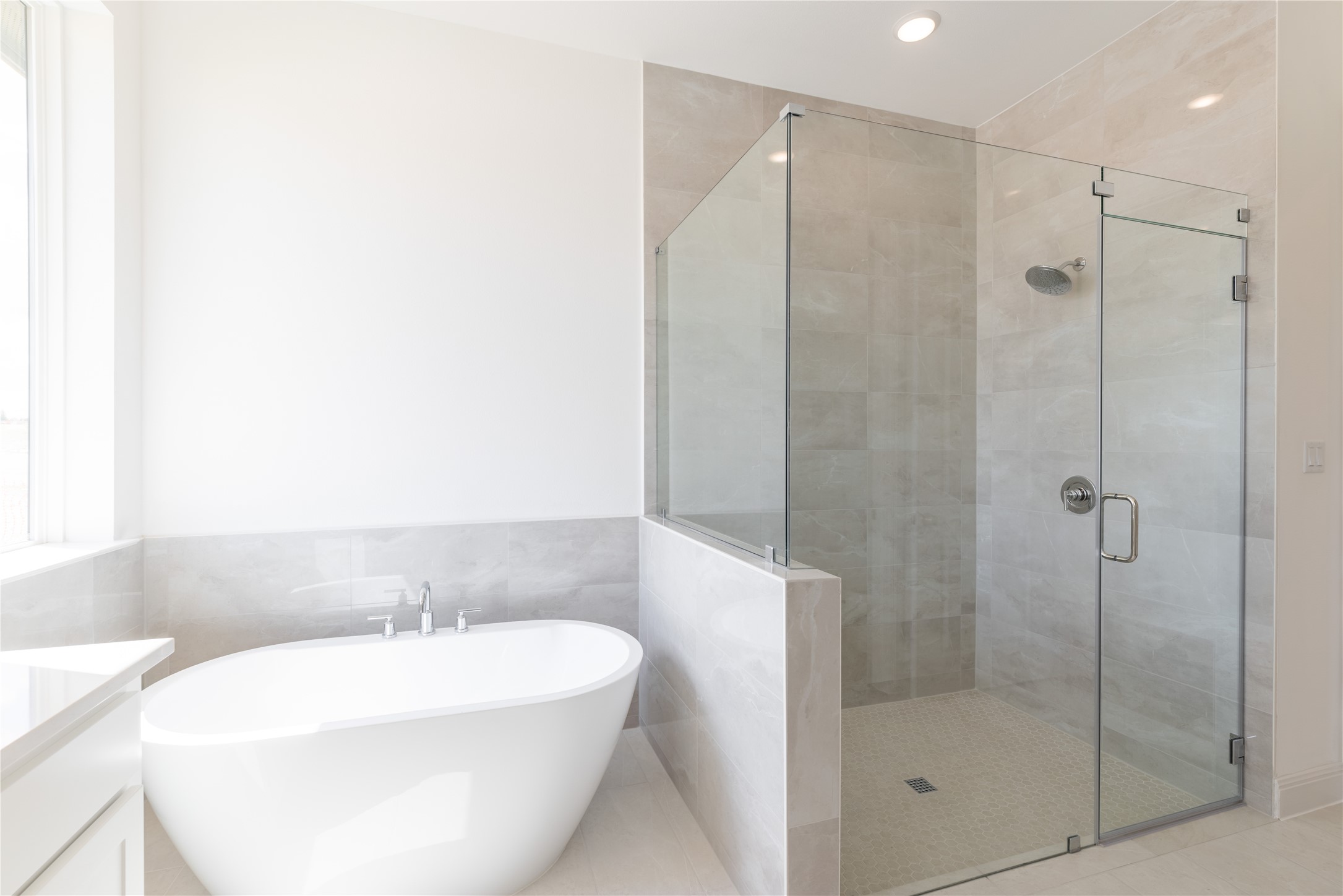 905 South Hemingway Loop Liberty Hill, TX 78642 - Photo 15 of 35 a bathroom with a shower and a bathtub
