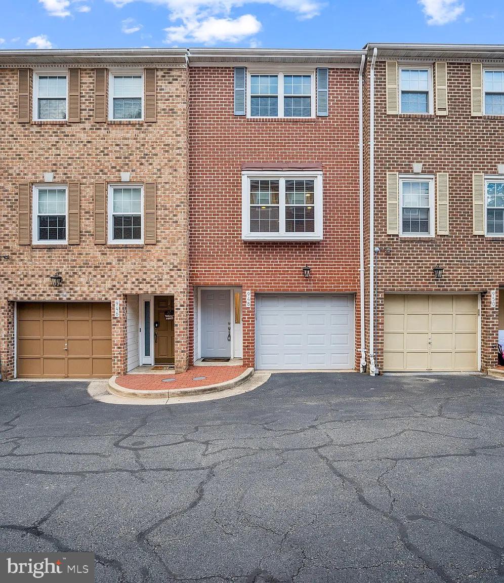 948 South Rolfe Street Arlington, VA 22204 - Photo 1 of 14