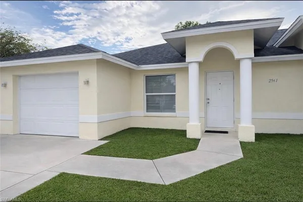 a view of a house with a yard