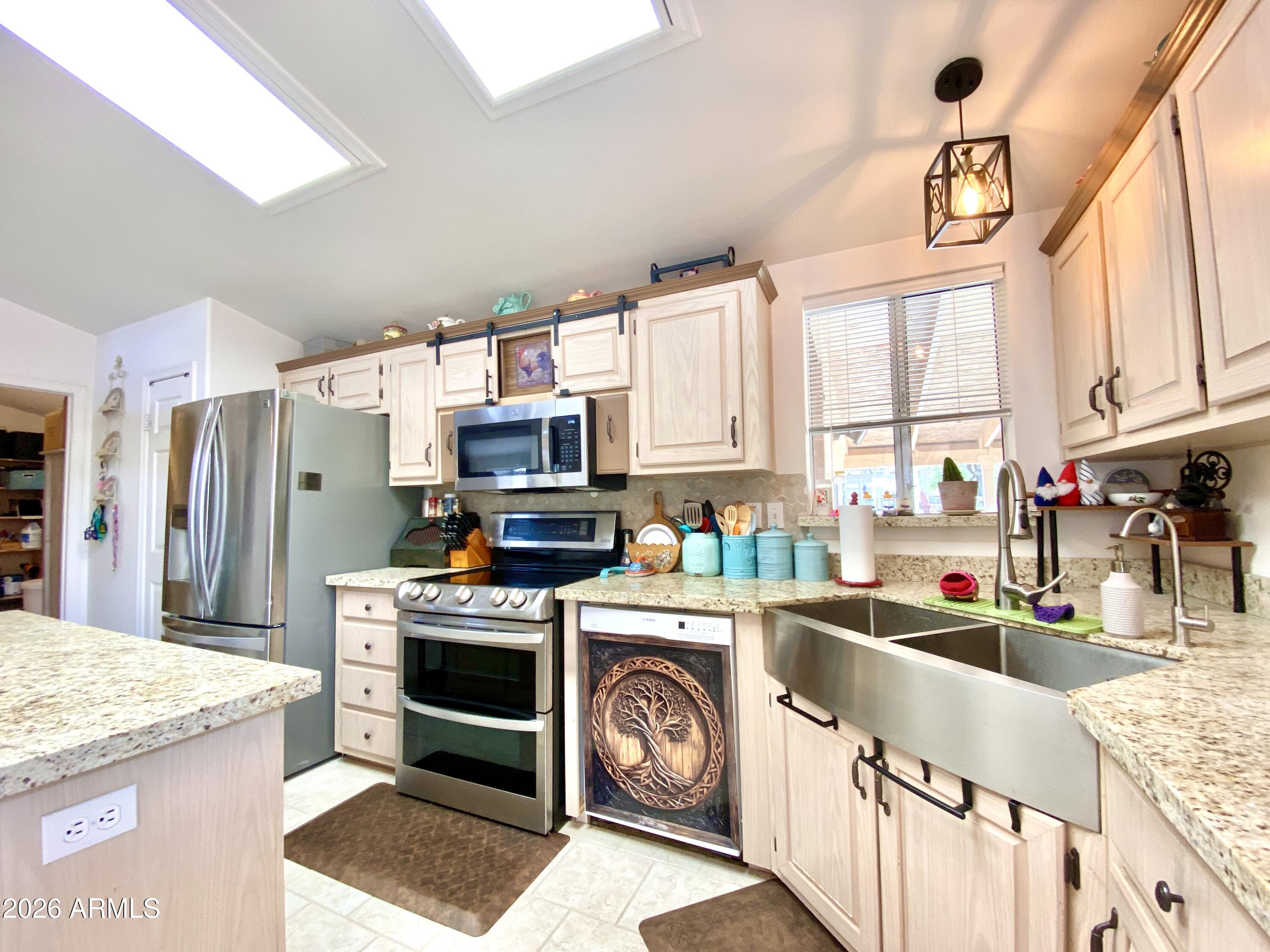 3901 East Pinnacle Peak Road, Unit 384 Phoenix, AZ 85050 - Photo 22 of 51 8 kitchen 5