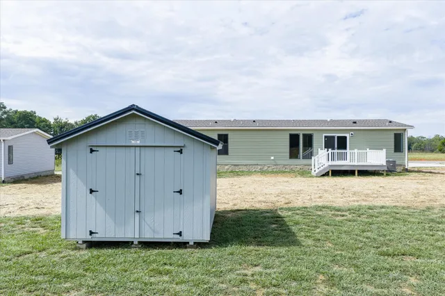a view of a house with backyard and garden