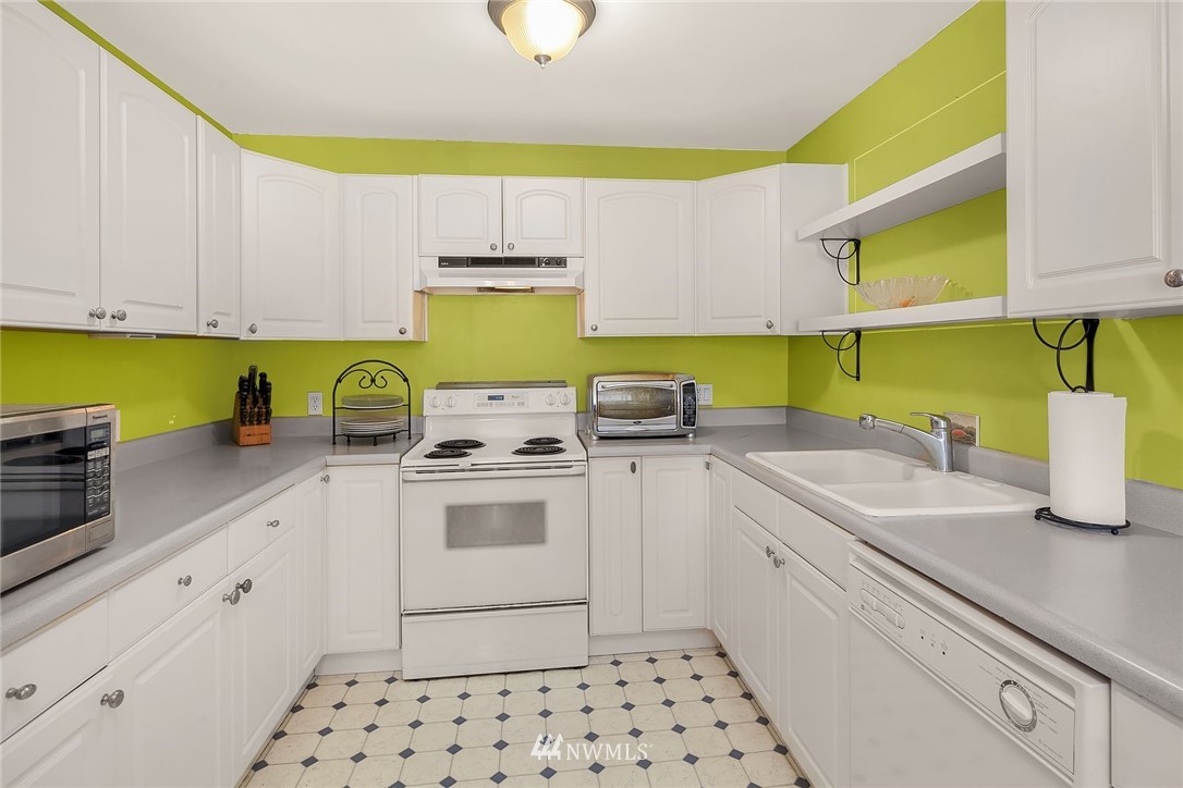 913 Olympia Avenue Northeast Renton, WA 98056 - Photo 10 of 17
