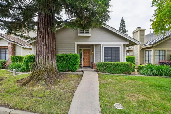a view of a front of house with a yard