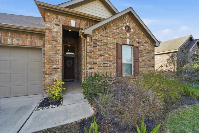 a view of entryway with garden