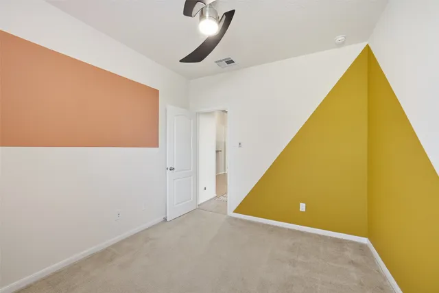 a view of a big room with entryway