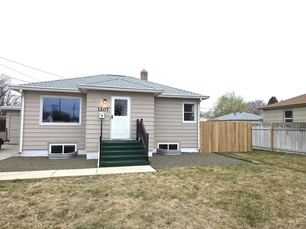 $2,300 | 1207 East Sheridan Avenue, Nampa, ID 83686