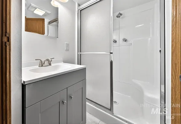 $2,300 | 1207 East Sheridan Avenue, Nampa, ID 83686