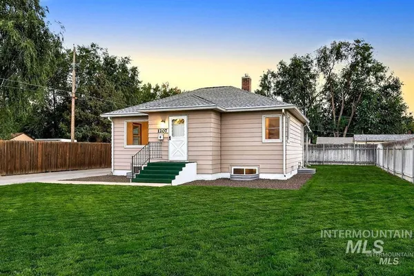 $2,300 | 1207 East Sheridan Avenue, Nampa, ID 83686
