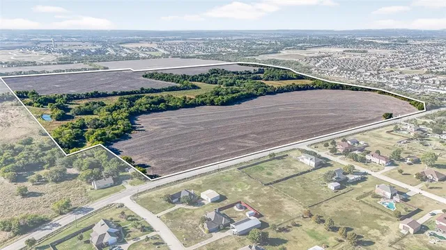 a view of a pathway both side of yard