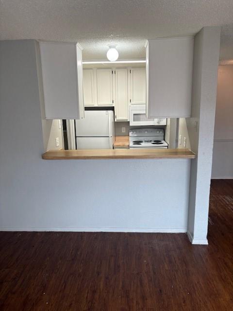 1810 North Garrett Avenue, Unit 106 Dallas, TX 75206 - Photo 4 of 9 a living room with wooden floor