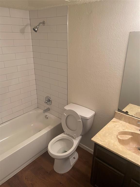 1810 North Garrett Avenue, Unit 106 Dallas, TX 75206 - Photo 9 of 9 a bathroom with a sink a toilet and bathtub