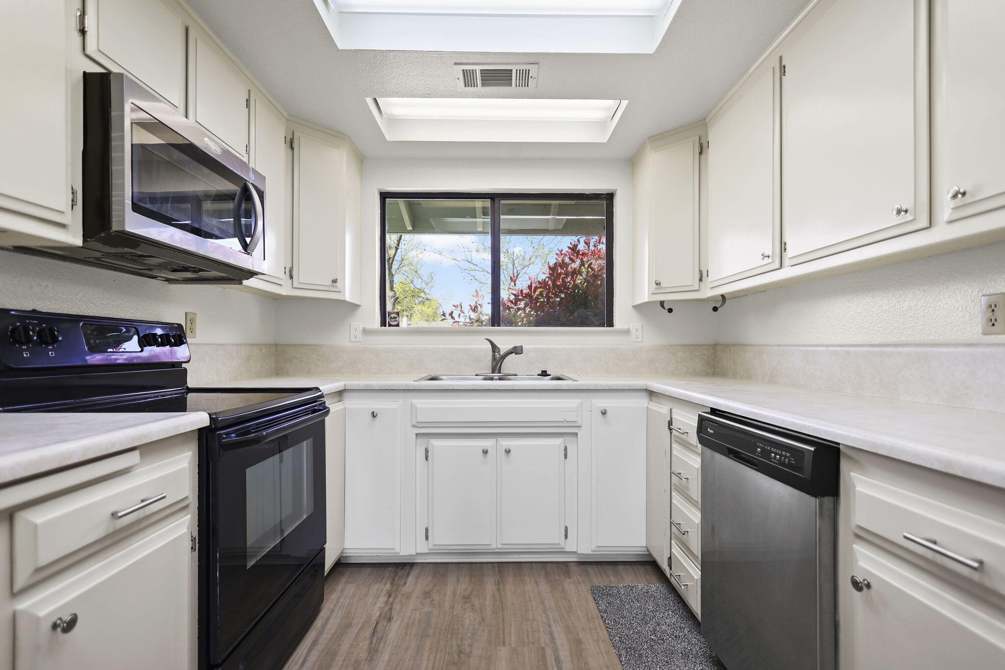 7169 Bohn Boulevard Anderson, CA 96007 - Photo 14 of 40 Kitchen