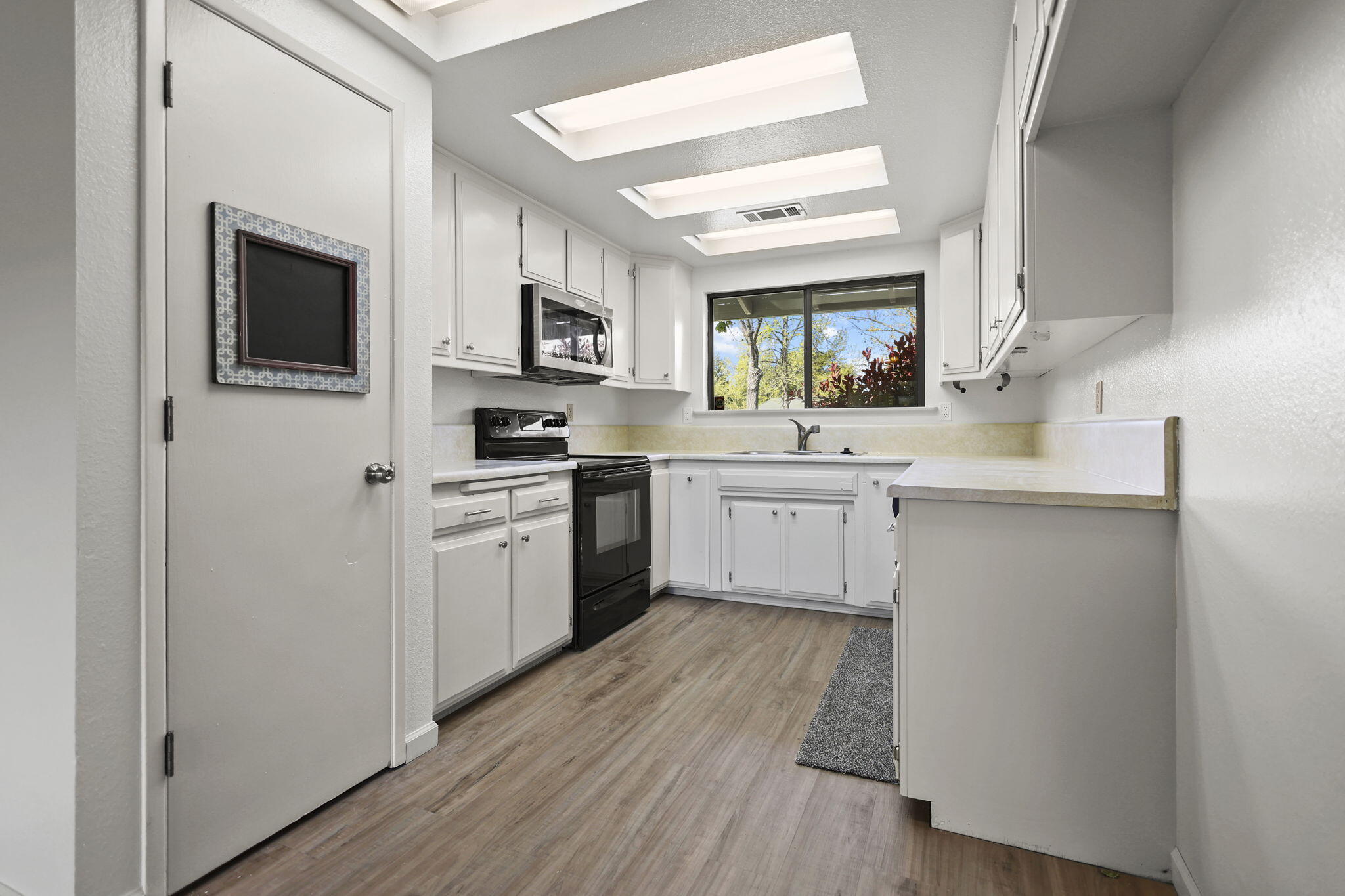 7169 Bohn Boulevard Anderson, CA 96007 - Photo 15 of 40 Kitchen