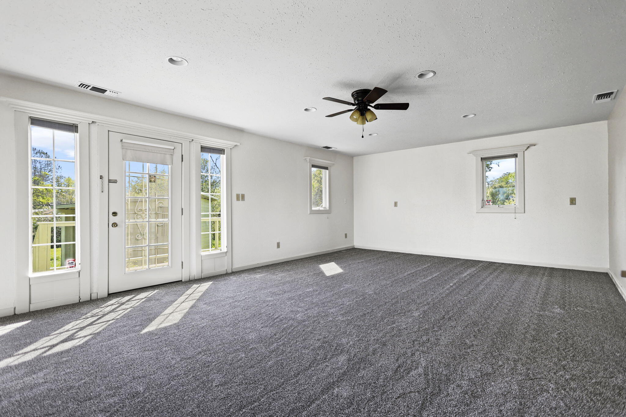 7169 Bohn Boulevard Anderson, CA 96007 - Photo 19 of 40 Sitting Room