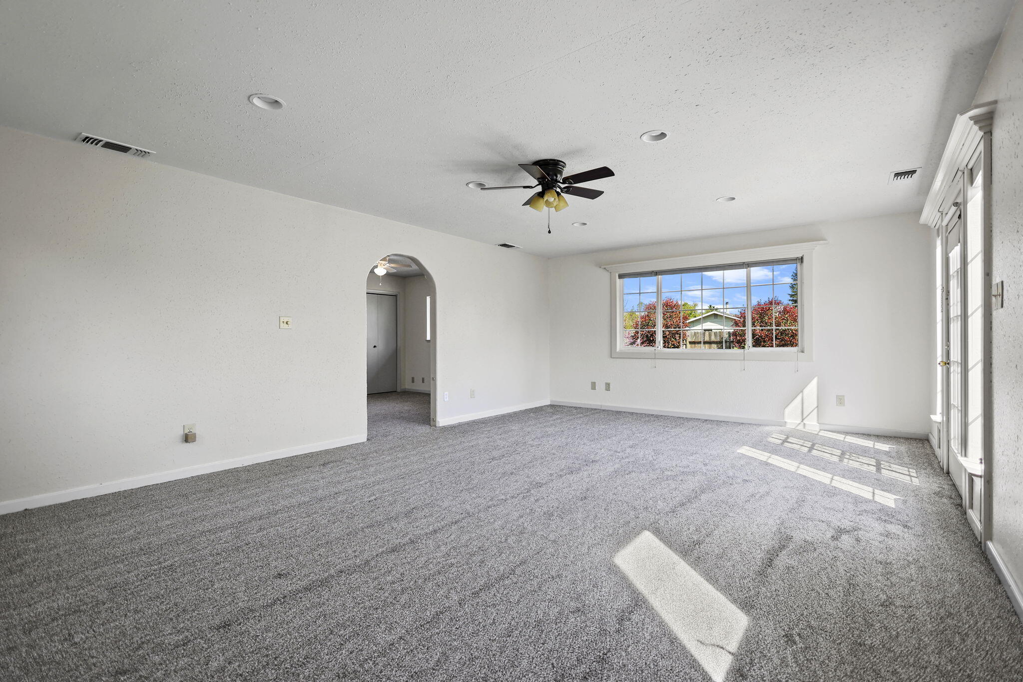 7169 Bohn Boulevard Anderson, CA 96007 - Photo 20 of 40 Sitting Room
