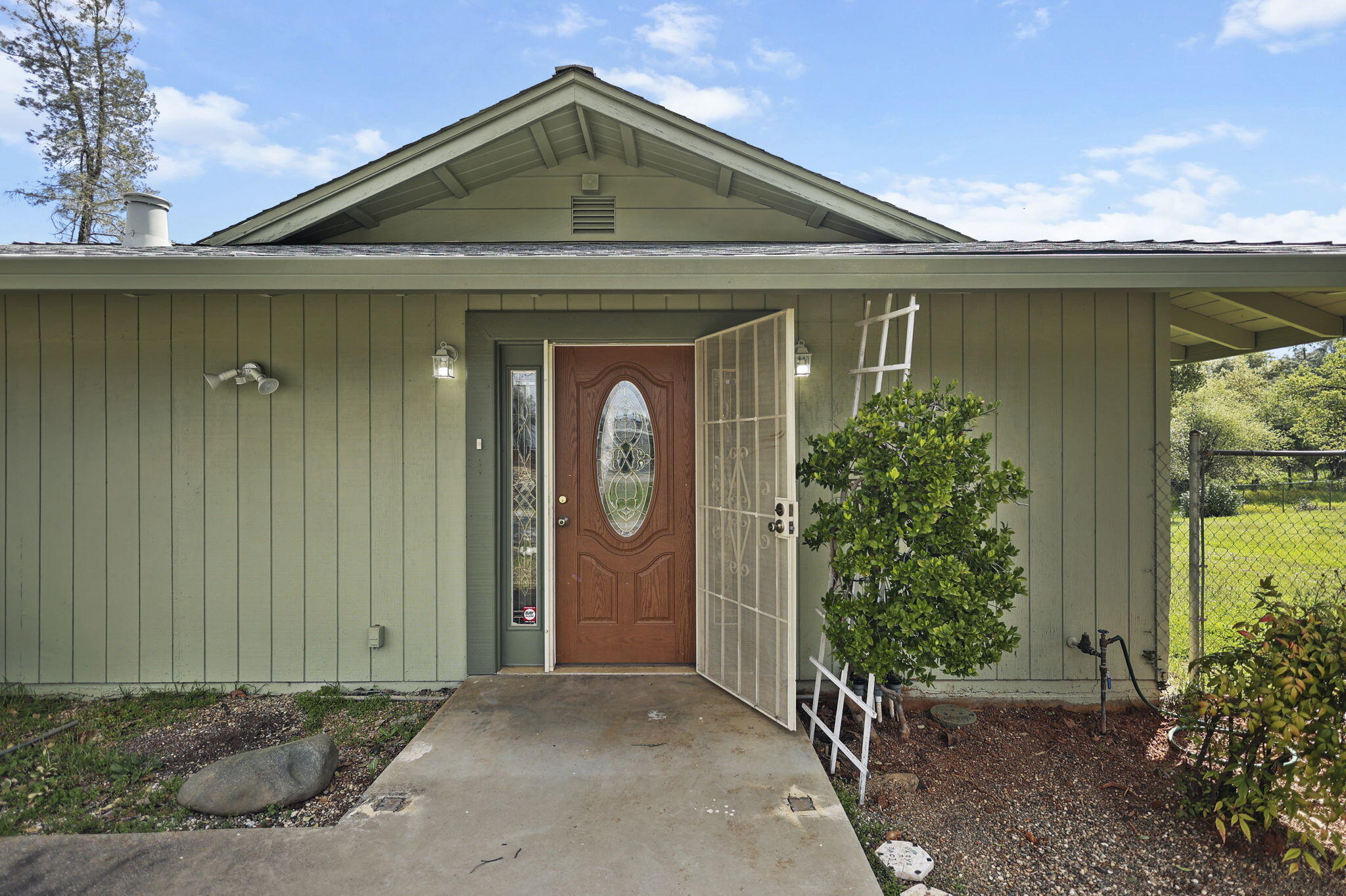 7169 Bohn Boulevard Anderson, CA 96007 - Photo 4 of 40 Welcome home!