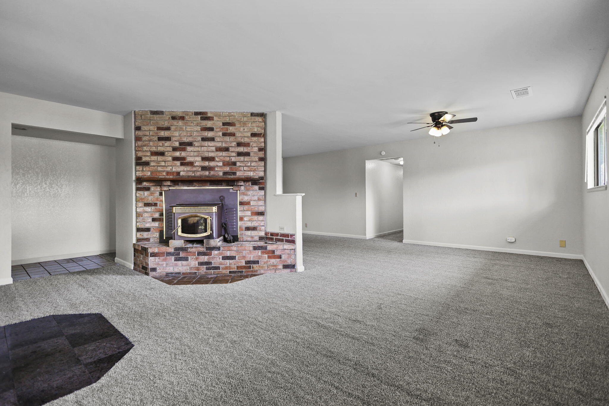 7169 Bohn Boulevard Anderson, CA 96007 - Photo 6 of 40 Living Room