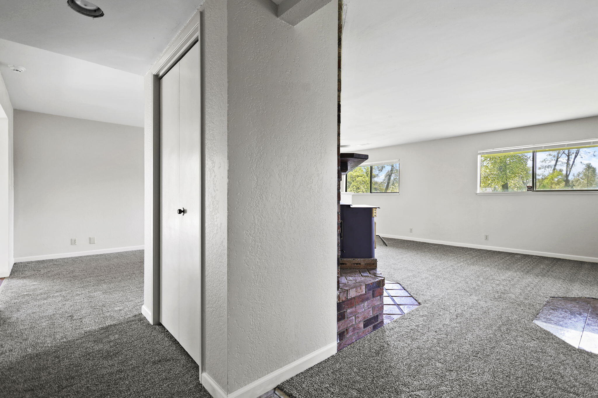 7169 Bohn Boulevard Anderson, CA 96007 - Photo 9 of 40 Living Room