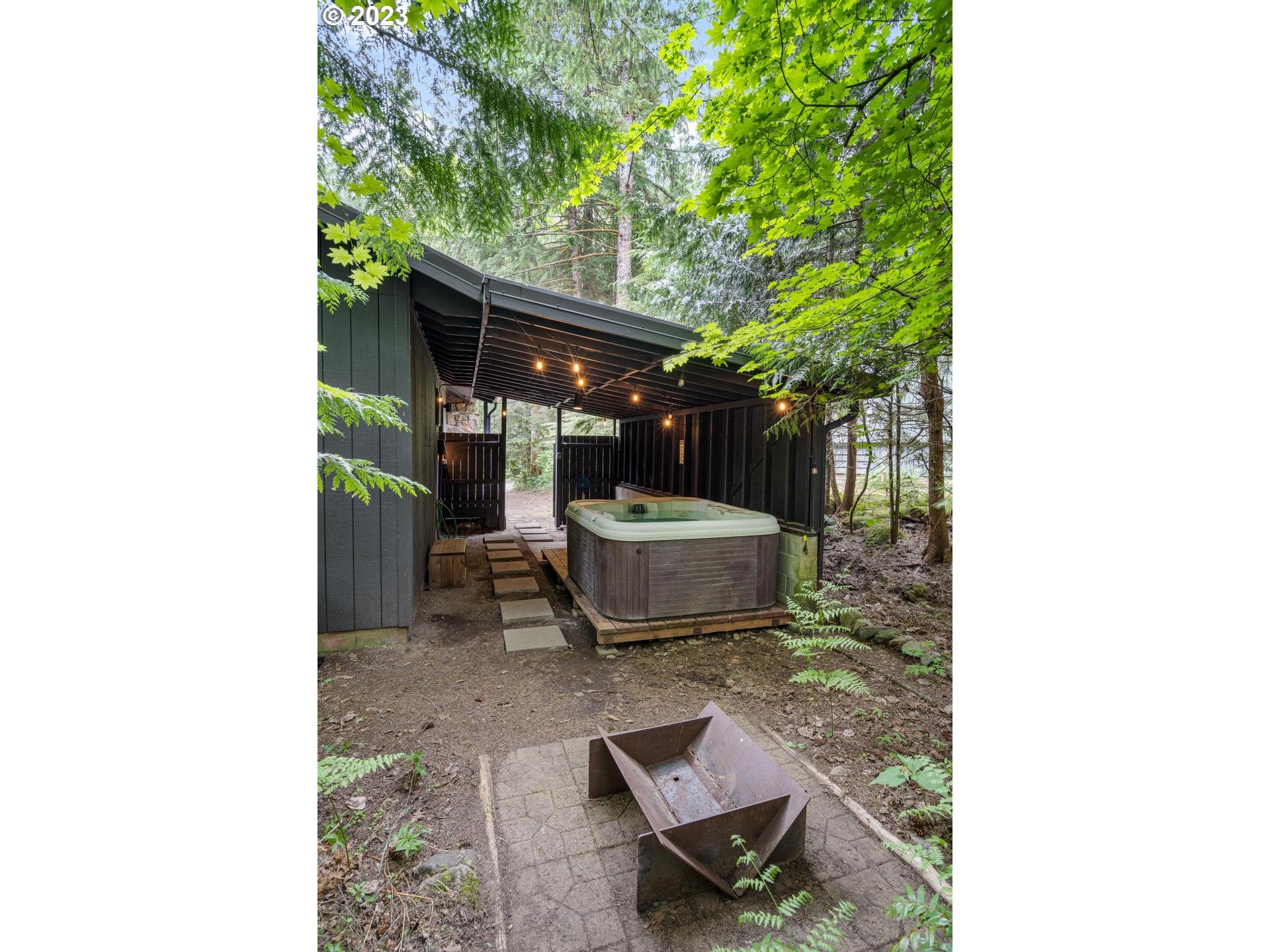 72715 East Village Loop Road Rhododendron, OR 97049 - Photo 36 of 48 a backyard of a house with table and chairs
