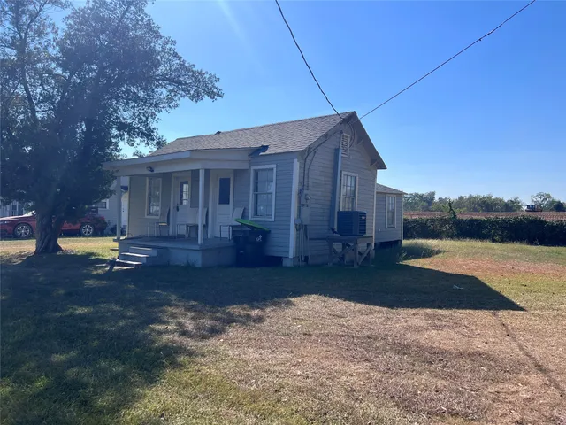 a view of a house with backyard and sitting area