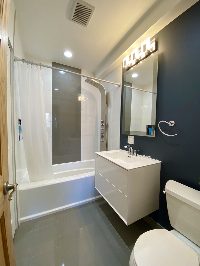280 North Westgate Road, Unit 427 Mount Prospect, IL 60056 - Photo 15 of 23 a bathroom with a sink mirror toilet and bathtub