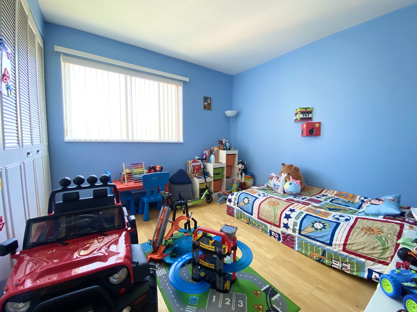 280 North Westgate Road, Unit 427 Mount Prospect, IL 60056 - Photo 16 of 23 a bed room with two beds and a couch