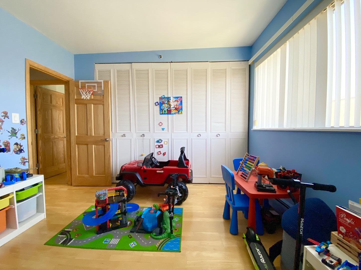 280 North Westgate Road, Unit 427 Mount Prospect, IL 60056 - Photo 17 of 23 a living room filled with furniture and a window